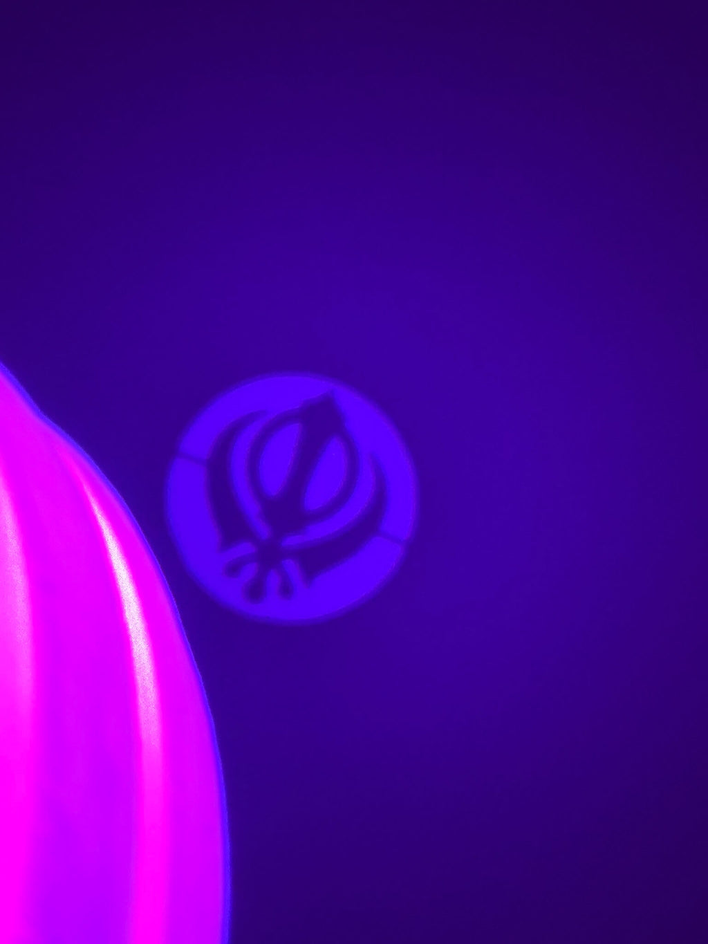 Spiral lamp projecting a decorative light pattern onto the ceiling